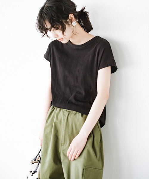 haco!(ハコ)の「Tシャツ苦手派の大人でも着やすい!便利なちょい袖ランダムテレコトップス by que made me(Tシャツ/カットソー・レディース・ブラック/オフホワイト/グリーン・SMALL/MEDIUM/LARGE/X-LARGE)」の3枚目の写真