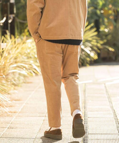 ITEMS URBANRESEARCH（アイテムズ アーバンリサーチ）の「ストレッチコーデュロイ テーパードパンツ（その他パンツ・メンズ・グリーン/ブラウン/ブラック/ベージュ・MEDIUM/LARGE）」の16枚目の写真