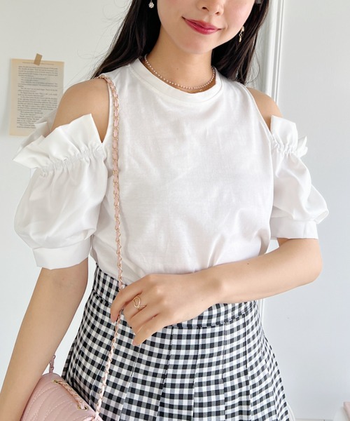 Loueme(ルエム)の「オープンショルダーボリュームスリーブトップス(Tシャツ/カットソー・レディース・ホワイト/ブラック・FREE)」の2枚目の写真