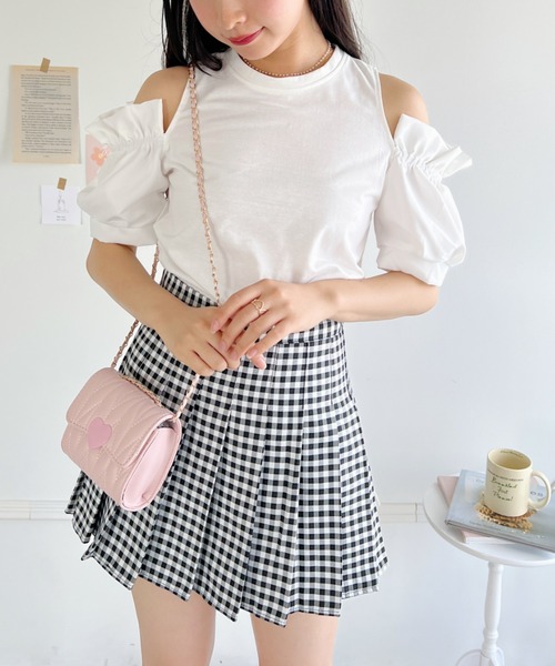 Loueme(ルエム)の「オープンショルダーボリュームスリーブトップス(Tシャツ/カットソー・レディース・ホワイト/ブラック・FREE)」の4枚目の写真