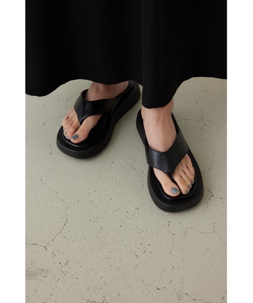 crie conforto（クリーコンフォルト）の「チャンキートングサンダル（サンダル・レディース・ブラック/ホワイト・SMALL/MEDIUM/LARGE/LL）」の15枚目の写真