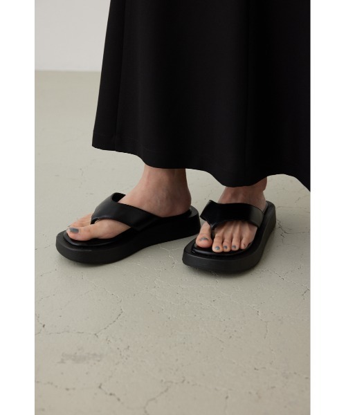 crie conforto（クリーコンフォルト）の「チャンキートングサンダル（サンダル・レディース・ブラック/ホワイト・SMALL/MEDIUM/LARGE/LL）」の16枚目の写真
