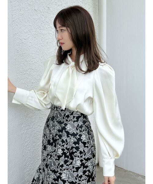 dazzlin（ダズリン）の「タイネックサテンブラウス（シャツ/ブラウス・レディース・パープル/ブラウン/アイボリー・FREE）」の6枚目の写真