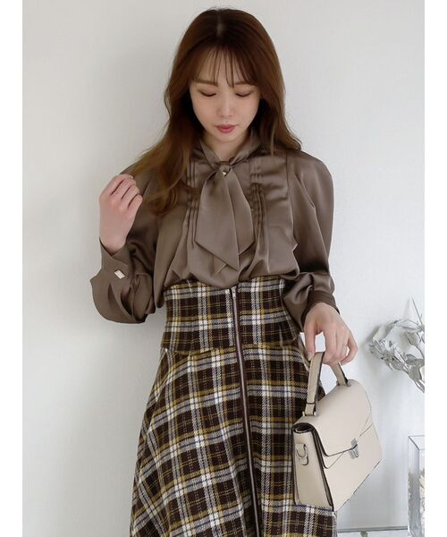 dazzlin（ダズリン）の「タイネックサテンブラウス（シャツ/ブラウス・レディース・パープル/ブラウン/アイボリー・FREE）」の18枚目の写真