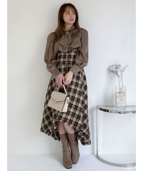 dazzlin（ダズリン）の「タイネックサテンブラウス（シャツ/ブラウス・レディース・パープル/ブラウン/アイボリー・FREE）」の19枚目の写真