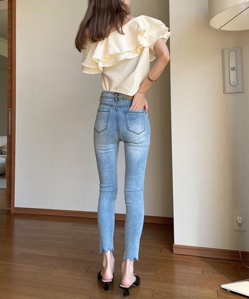 PIN（ピン）の「イレギュラーヘム ストレッチスキニーデニム（デニムパンツ・レディース・ライトブルー・S/M/L）」の7枚目の写真