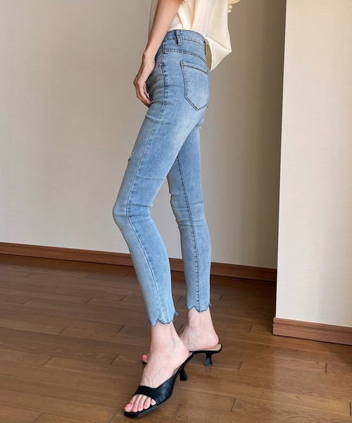 PIN（ピン）の「イレギュラーヘム ストレッチスキニーデニム（デニムパンツ・レディース・ライトブルー・S/M/L）」の6枚目の写真