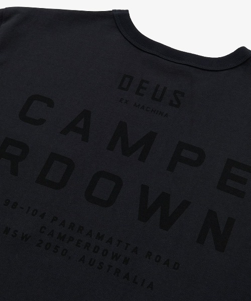 ★Deus Ex Machina★キャンパーダウンアドレスTシャツ セール】CAMPERDOWN ADDRESS TEE（Tシャツ/カットソー）｜DEUS