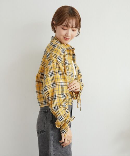 RETRO GIRL(レトロガール)の「袖シャーリングチェックSH(シャツ/ブラウス・レディース・ナチュラル/ライトグレー/イエロー・FREE)」の5枚目の写真