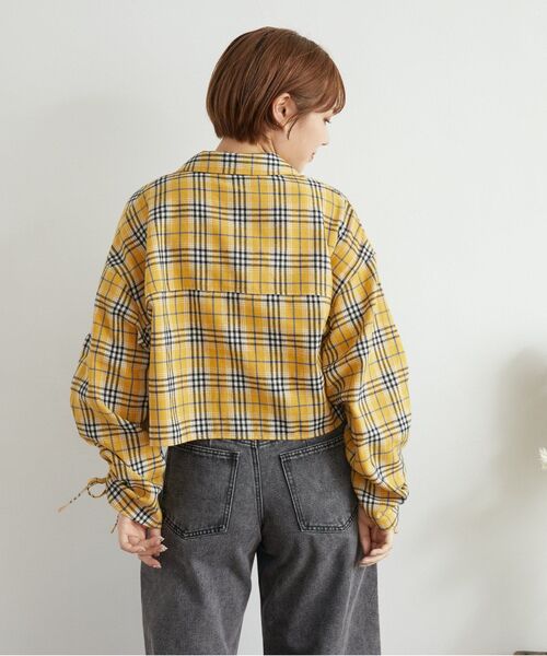 RETRO GIRL(レトロガール)の「袖シャーリングチェックSH(シャツ/ブラウス・レディース・ナチュラル/ライトグレー/イエロー・FREE)」の4枚目の写真