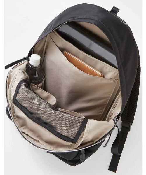 Live in comfort（リブインコンフォート）の「リブ　イン　コンフォート　見た目はミニマム、でも”超“多機能！雑誌ＭＯＲＥに届いた声からできた　究極のスタンダードリュック〈ブラック〉（バックパック/リュック・レディース・ブラック・ONE SIZE）」の4枚目の写真