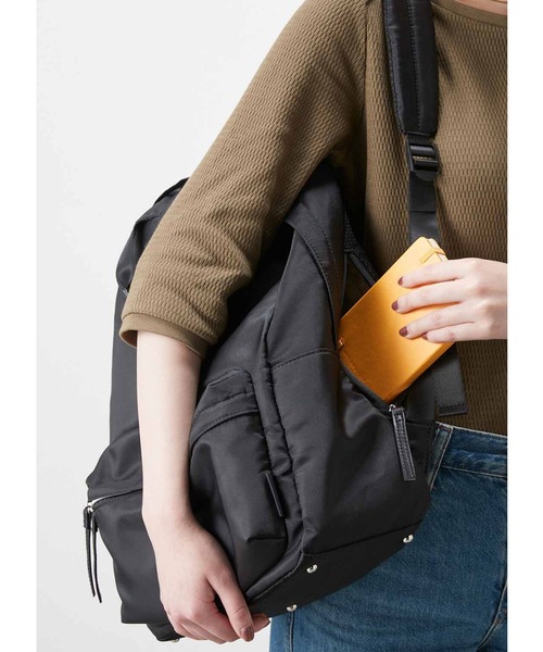 Live in comfort（リブインコンフォート）の「リブ　イン　コンフォート　見た目はミニマム、でも”超“多機能！雑誌ＭＯＲＥに届いた声からできた　究極のスタンダードリュック〈ブラック〉（バックパック/リュック・レディース・ブラック・ONE SIZE）」の5枚目の写真