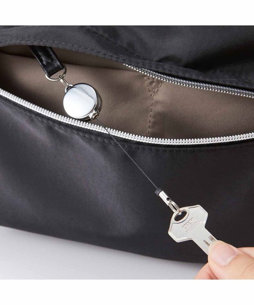 Live in comfort（リブインコンフォート）の「リブ　イン　コンフォート　見た目はミニマム、でも”超“多機能！雑誌ＭＯＲＥに届いた声からできた　究極のスタンダードリュック〈ブラック〉（バックパック/リュック・レディース・ブラック・ONE SIZE）」の6枚目の写真