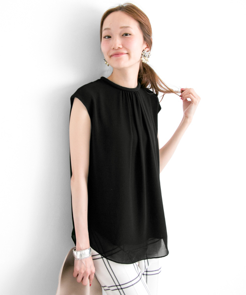 URBAN RESEARCH（アーバンリサーチ）の「UR CAP SLEEVE GATHER TOPS（シャツ/ブラウス・レディース・ネイビー/ブラック/ライトブルー・38）」の2枚目の写真