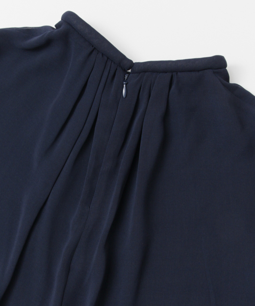 URBAN RESEARCH（アーバンリサーチ）の「UR CAP SLEEVE GATHER TOPS（シャツ/ブラウス・レディース・ネイビー/ブラック/ライトブルー・38）」の14枚目の写真