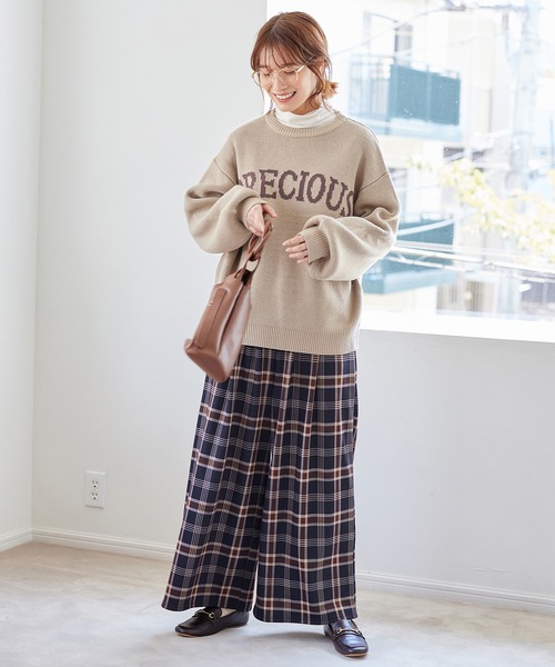 Viola e Viola(ヴィオラエヴィオラ)の「ゆるシルエットロゴデザインニットトップス(ニット/セーター・レディース・ベージュ/ネイビー・3L/LL/M/L)」の12枚目の写真