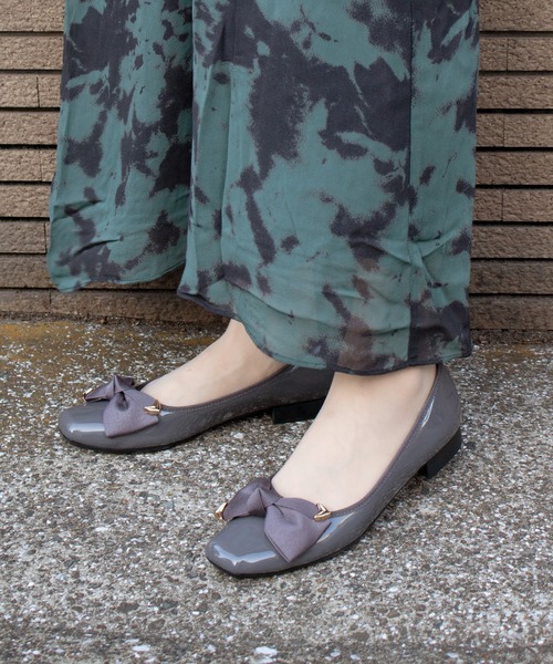 ALPHA CUBIC(アルファーキュビック)の「【made in Japan】軽量ビックリボンパンプス(パンプス・レディース・ネイビー/ブラック/グレー/ベージュ・23.5cm/24.0cm/23.0cm/24.5cm/22.5cm)」の2枚目の写真
