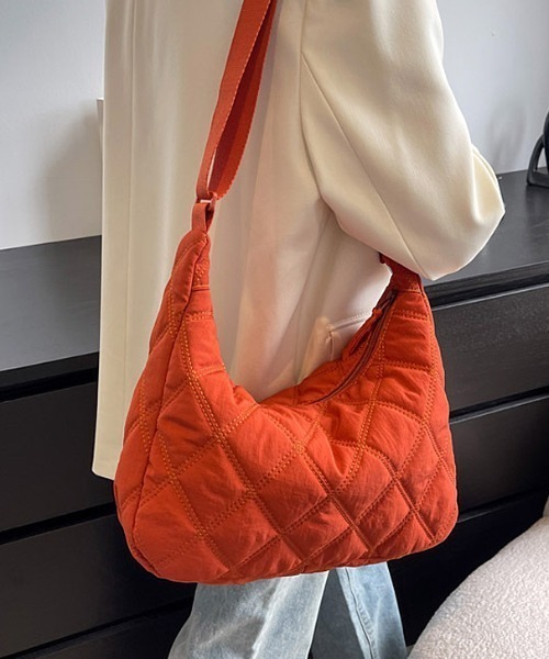 COCOMOMO(ココモモ)の「キルティングショルダーバッグ(ショルダーバッグ・レディース・オレンジ/アイボリー/カーキ/ブラック/グレー・FREE)」の5枚目の写真