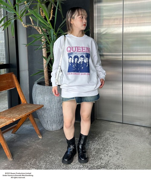 CIAOPANIC（チャオパニック）の「【ユニセックス】【QUEEN/クイーン】ツアーモチーフヴィンテージ加工ロックスウェット（スウェット・レディース・ホワイト/チャコールグレー・FREE）」の3枚目の写真