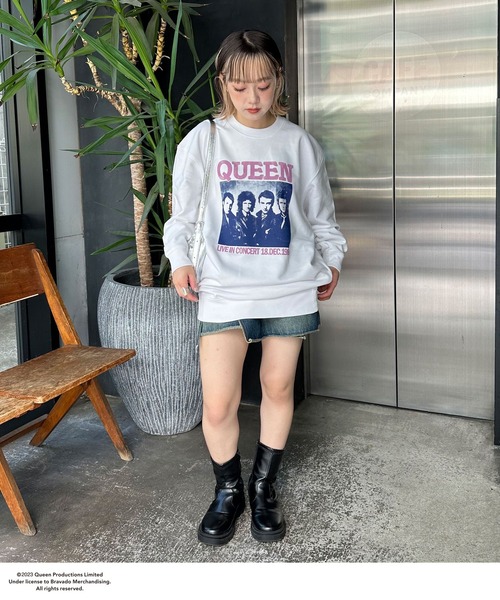 CIAOPANIC（チャオパニック）の「【ユニセックス】【QUEEN/クイーン】ツアーモチーフヴィンテージ加工ロックスウェット（スウェット・レディース・ホワイト/チャコールグレー・FREE）」の8枚目の写真
