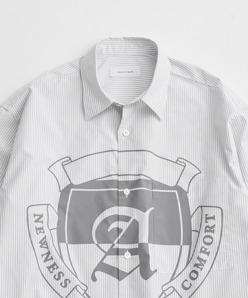 ADAM ET ROPE'（アダムエロペ）の「【UNIFORM/ユニフォーム】エンブレムプリント オーバーサイズ レギュラーカラー シャツ / 吸水速乾 / ユニセックス（シャツ/ブラウス・メンズ・イエロー系その他2/ブルー系その他6/ホワイト系その他3・L/M）」の4枚目の写真