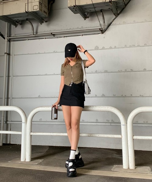 non-hedge(ノンヘッジ)の「シルバーモチーフダブルジップポロ襟クロップド丈トップス(Tシャツ/カットソー・レディース・ブラック/グレー/オフホワイト/カーキ・FREE)」の5枚目の写真