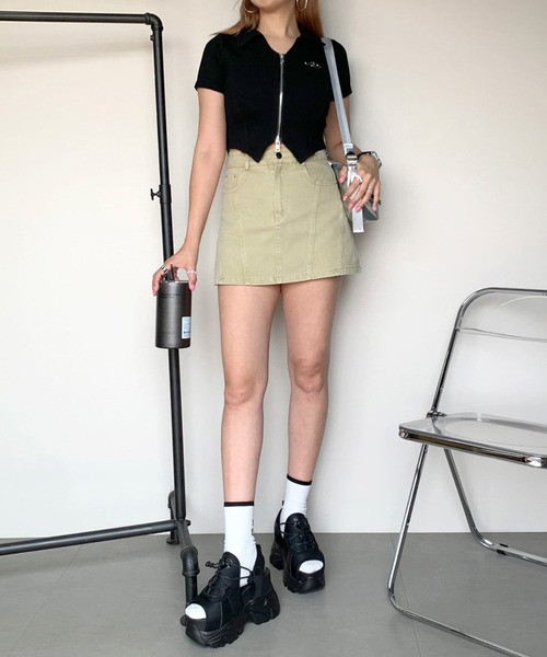 non-hedge(ノンヘッジ)の「シルバーモチーフダブルジップポロ襟クロップド丈トップス(Tシャツ/カットソー・レディース・ブラック/グレー/オフホワイト/カーキ・FREE)」の9枚目の写真