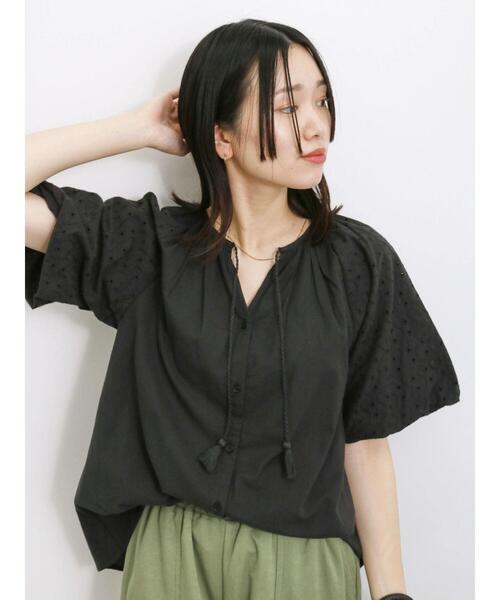 Samansa Mos2 blue（サマンサモスモスブルー）の「【Made in India】袖シフリーブラウス（シャツ/ブラウス・レディース・ブラック/ライトベージュ/オフホワイト・F）」の2枚目の写真