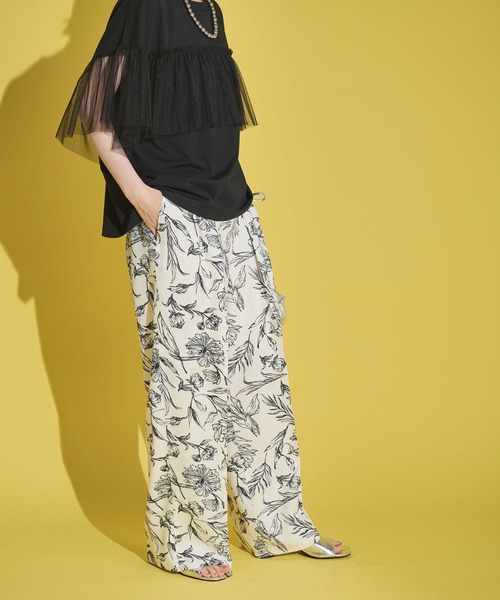 Shelly island（シェリーアイランド）の「花柄タックパンツ（その他パンツ・レディース・ブラック/ホワイト・M）」の4枚目の写真