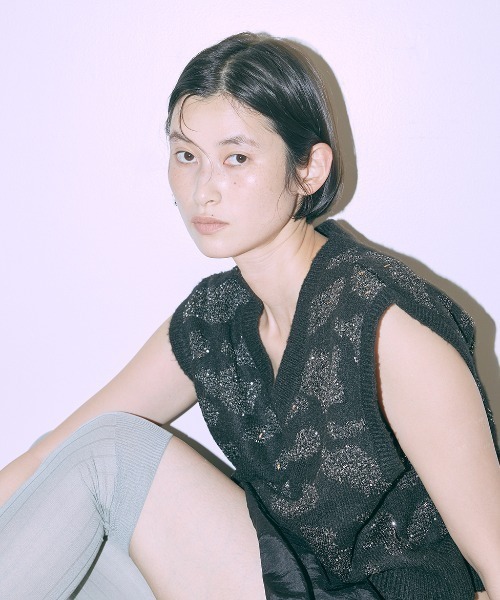EN NEUME(エンノイム)の「Sequin Jacquard Knit Vest(ベスト・レディース・ブラック/杢グレー・FREE)」の9枚目の写真