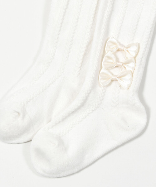 BeBe Petits Pois Vert（ベベプチポワヴェール）の「【店舗限定】サイドリボン3連ハイソックス(17~24cm)（ソックス/靴下・キッズ・オフホワイト/ブラック・M/L）」の4枚目の写真