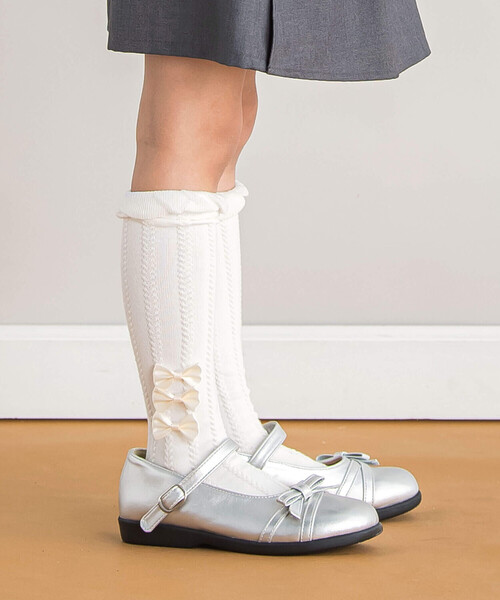 BeBe Petits Pois Vert（ベベプチポワヴェール）の「【店舗限定】サイドリボン3連ハイソックス(17~24cm)（ソックス/靴下・キッズ・オフホワイト/ブラック・M/L）」の2枚目の写真