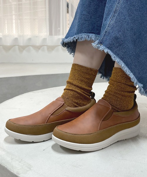 LUGG NAGG(ラグナグ)の「【risata】【軽量】バイカラー異素材スリッポン(スニーカー・レディース・ブラック/グレー/キャメル/ワインレッド・23.0cm/23.5cm/24.0cm/24.5cm/22.5cm)」の3枚目の写真