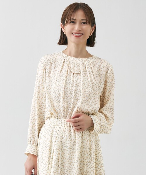 自由区（ジユウク）の「ジオメトリックフラワードットプリント ブラウス（シャツ/ブラウス・レディース・ネイビー系5/ベージュ系5・46/44）」の2枚目の写真