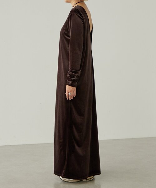 earthy(アーシー)の「ベロアマキシワンピース(ワンピース・レディース・ブラウン/グレー/ネイビー・SMALL/MEDIUM)」の4枚目の写真