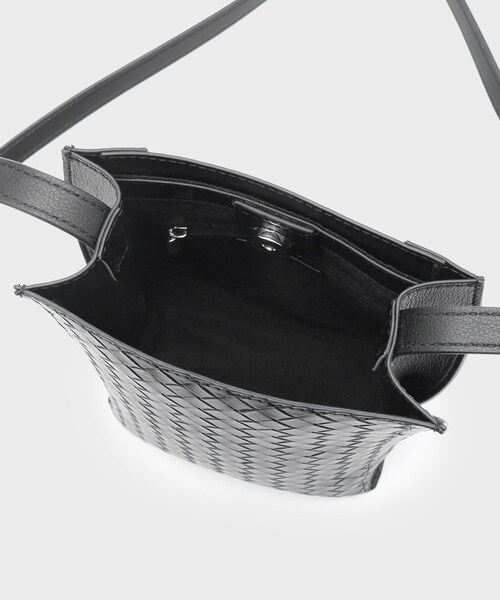 INDIVI（インディヴィ）の「【合皮】ミニポシェットバッグ（ショルダーバッグ・レディース・ブラック/シルバー・00）」の8枚目の写真