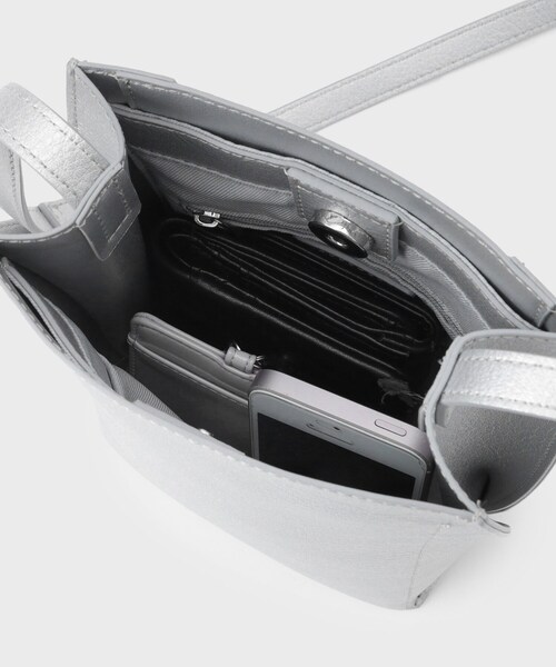 INDIVI（インディヴィ）の「【合皮】ミニポシェットバッグ（ショルダーバッグ・レディース・ブラック/シルバー・00）」の9枚目の写真