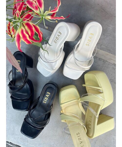 EVRIS（エヴリス）の「コクーンチャンキーヒールサンダル（サンダル・レディース・イエロー/ホワイト/ブラック・MEDIUM/SMALL/LARGE）」の3枚目の写真