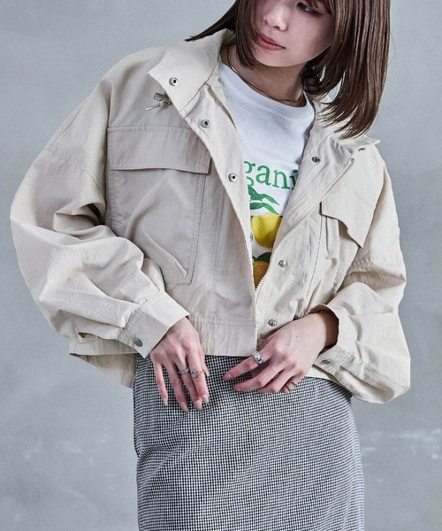 Fashion Letter（ファッションレター）の「スタンドカラー ショート丈ナイロンジャケット（ブルゾン・レディース・アイボリー/グレイッシュベージュ/カーキ/ブラック・M）」の6枚目の写真