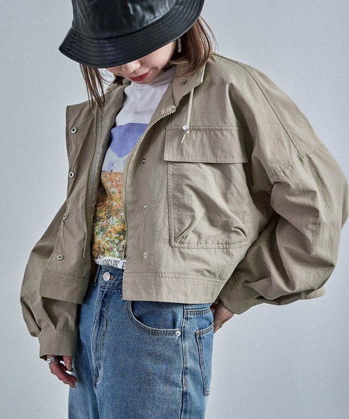 Fashion Letter（ファッションレター）の「スタンドカラー ショート丈ナイロンジャケット（ブルゾン・レディース・アイボリー/グレイッシュベージュ/カーキ/ブラック・M）」の20枚目の写真