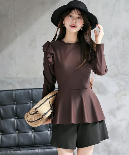 TeddyShop(テディショップ)の「【UVカット率100%/UPF50+/接触冷感】レディース水着 長袖ショルダーフリルペプラムフリルトップス+ショートパンツビキニ 上下2点セット(水着・レディース・ホワイト系その他/ダークブラウン/ブラック・S/M/L)」の1枚目の写真