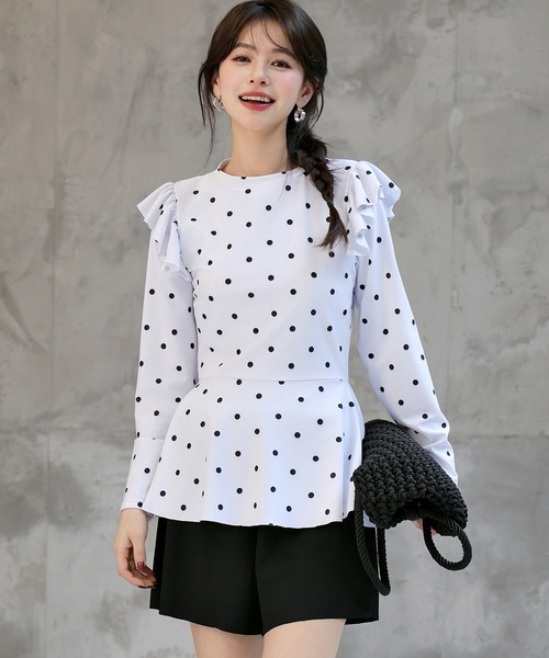 TeddyShop(テディショップ)の「【UVカット率100%/UPF50+/接触冷感】レディース水着 長袖ショルダーフリルペプラムフリルトップス+ショートパンツビキニ 上下2点セット(水着・レディース・ホワイト系その他/ダークブラウン/ブラック・S/M/L)」の2枚目の写真