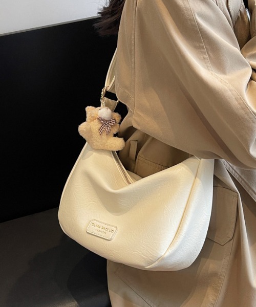 gossip！ロサンゼルス（ゴシップロサンゼルス）の「Y2K 大容量バッグ ショルダーバッグ 通勤用 ワンショルダークロワッサン  [チャーム付]（ショルダーバッグ・レディース・ダークブラウン/オフホワイト/ブラック・FREE）」の9枚目の写真