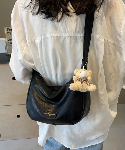 gossip！ロサンゼルス（ゴシップロサンゼルス）の「Y2K 大容量バッグ ショルダーバッグ 通勤用 ワンショルダークロワッサン  [チャーム付]（ショルダーバッグ・レディース・ダークブラウン/オフホワイト/ブラック・FREE）」の16枚目の写真