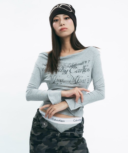 Clum(クルム)の「Layered off-shoulder top / レイヤードオフショルカットソー(Tシャツ/カットソー・レディース・ダークブラウン/グレー・MEDIUM/SMALL)」の4枚目の写真