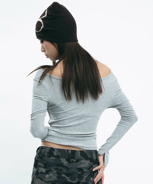 Clum(クルム)の「Layered off-shoulder top / レイヤードオフショルカットソー(Tシャツ/カットソー・レディース・ダークブラウン/グレー・MEDIUM/SMALL)」の10枚目の写真