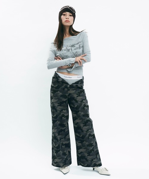 Clum(クルム)の「Layered off-shoulder top / レイヤードオフショルカットソー(Tシャツ/カットソー・レディース・ダークブラウン/グレー・MEDIUM/SMALL)」の11枚目の写真