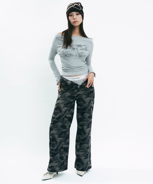 Clum(クルム)の「Layered off-shoulder top / レイヤードオフショルカットソー(Tシャツ/カットソー・レディース・ダークブラウン/グレー・MEDIUM/SMALL)」の13枚目の写真