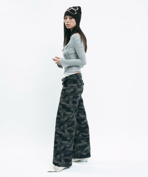 Clum(クルム)の「Layered off-shoulder top / レイヤードオフショルカットソー(Tシャツ/カットソー・レディース・ダークブラウン/グレー・MEDIUM/SMALL)」の15枚目の写真