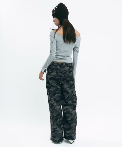 Clum(クルム)の「Layered off-shoulder top / レイヤードオフショルカットソー(Tシャツ/カットソー・レディース・ダークブラウン/グレー・MEDIUM/SMALL)」の16枚目の写真